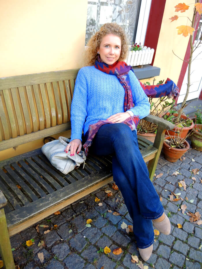 Flared blue Jeans Scarf for autumn Mango Hallhuber Zara Streetstyle Fashion Blog
