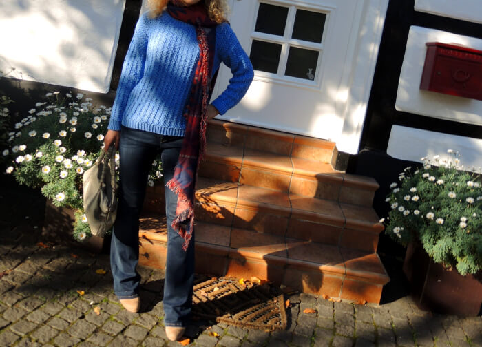 Flared blue Jeans Scarf for autumn Mango Hallhuber Zara Streetstyle Fashion Blog