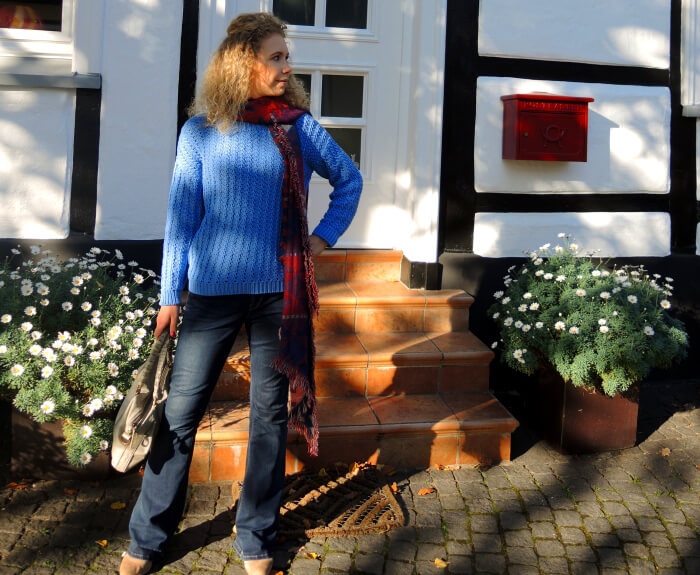 Flared blue Jeans Scarf for autumn Mango Hallhuber Zara Streetstyle Fashion Blog