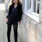 Outfit Black Fashionblog Overknees, Hotpants and Fake Fur