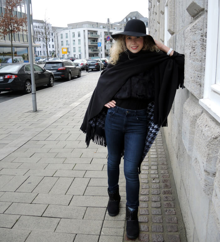 Winter Outfit Hat and Cape Fashionblog Modeblog Streetstyle Lookbook Look Trend