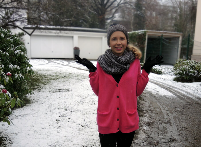 Outfit Winter Snow Beanie, Scarf and Pink Fashionblog OOTD Lookbook Streetstyle