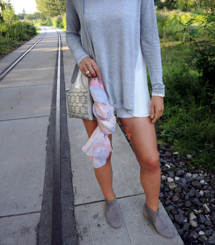 Outfit: Pleated Longsleeve from Pepe Jeans, White Shorts and Summer Booties, Kationette, Fashionblog, Modeblog, Streetstyle