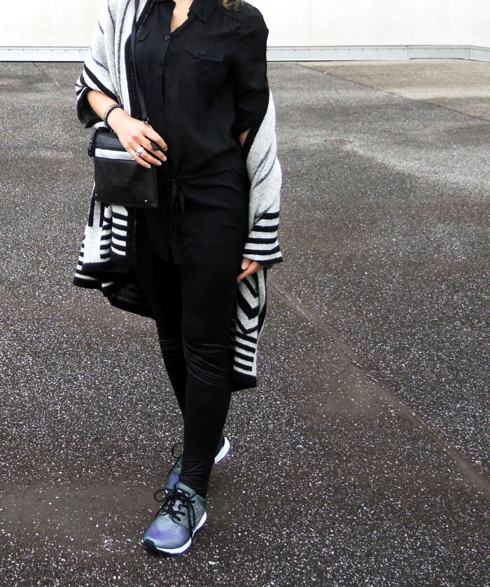 Outfit: Holographic sneakers and my fave Poncho, Kationette, Fashionblog, Streetstyle, Look, Style