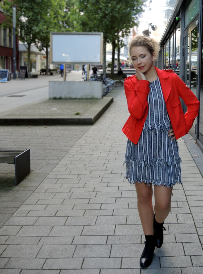 Outfit: layered dress with fringed edge, red short jacket and lace-up booties, Streetstyle, style, kationette, fashionblog, modeblog
