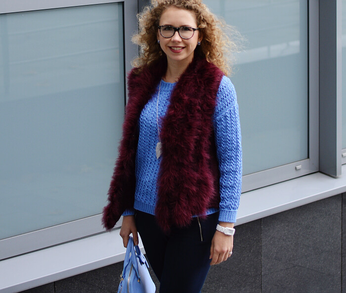 Outfit: Burgundy Feather Vest and Booties with light Blue Fashion, Kationette, Fashionblog, Modeblog, Streetstyle