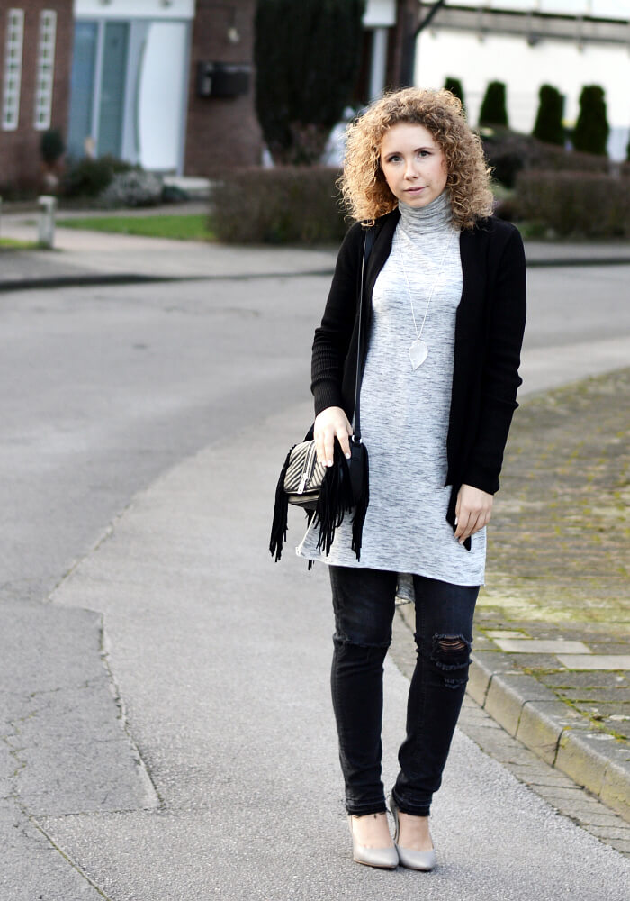 Outfit: Simple layering, turtle neck and ripped jeans