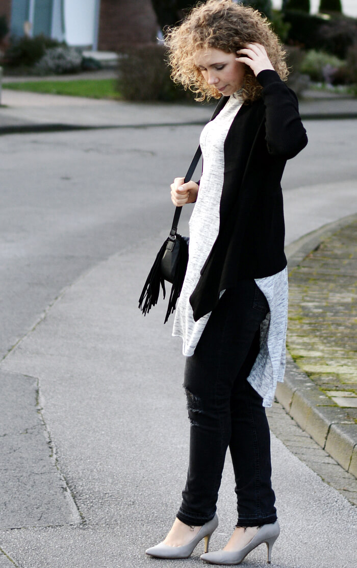 Outfit: Simple layering, turtle neck and ripped jeans