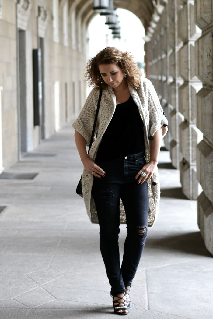 Outfit: Ripped Jeans meet Lace-up Heels, Velvet and Knit, Kationette, Streetstyle, Fashionblog