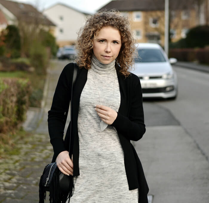 Outfit: Simple layering, turtle neck and ripped jeans