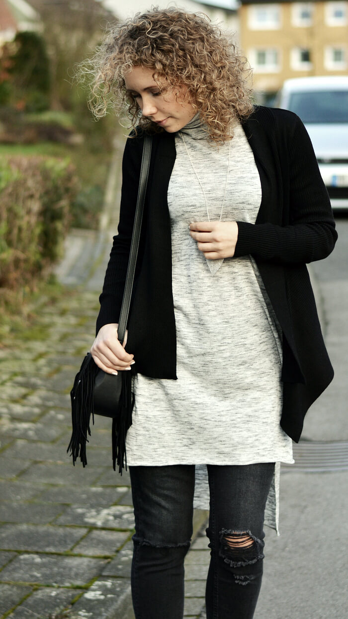 Outfit: Simple layering, turtle neck and ripped jeans
