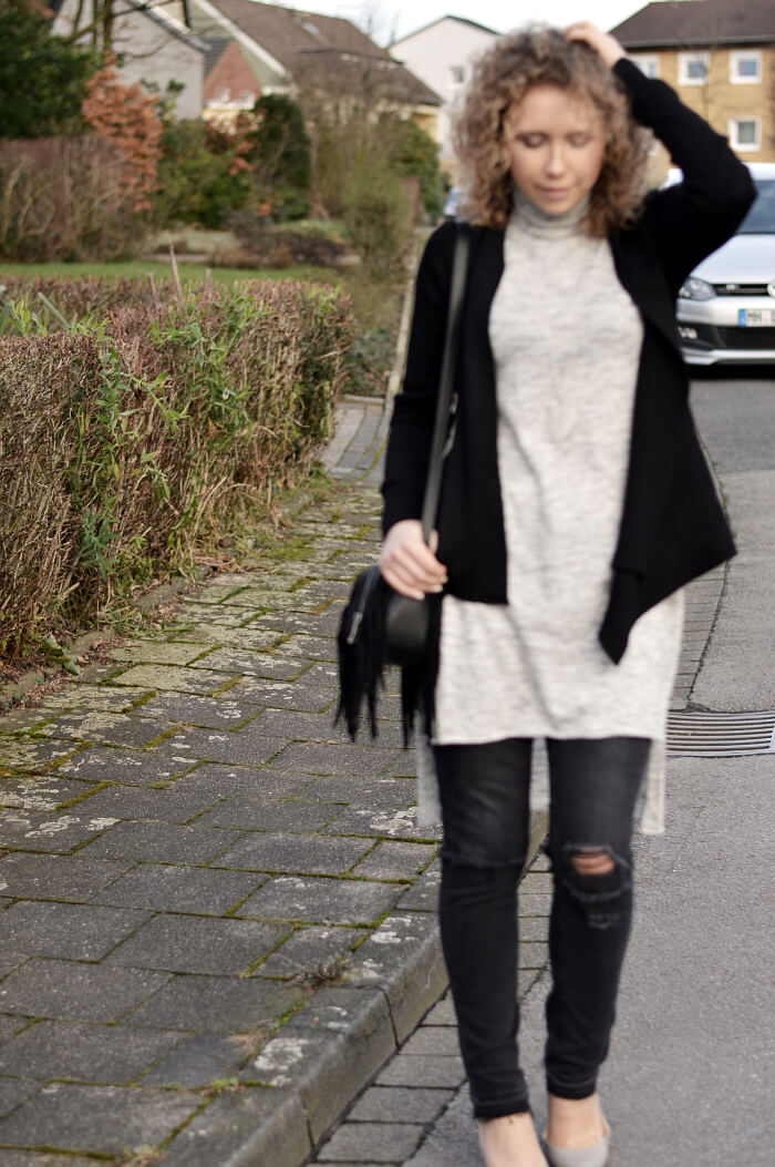 Outfit: Simple layering, turtle neck and ripped jeans