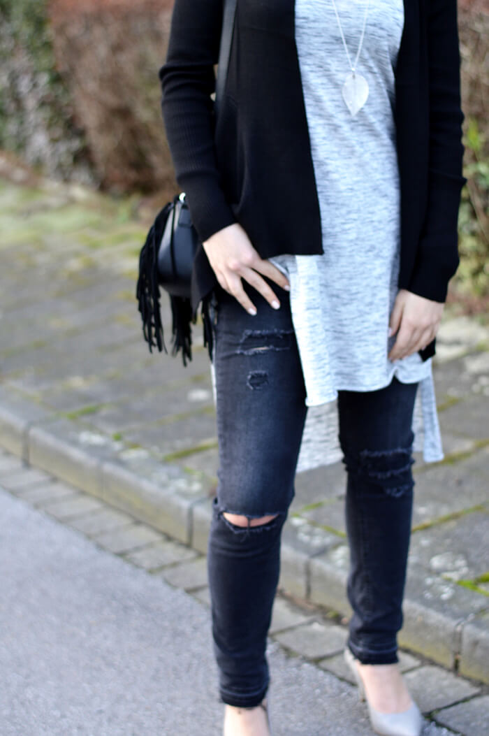 Outfit: Simple layering, turtle neck and ripped jeans