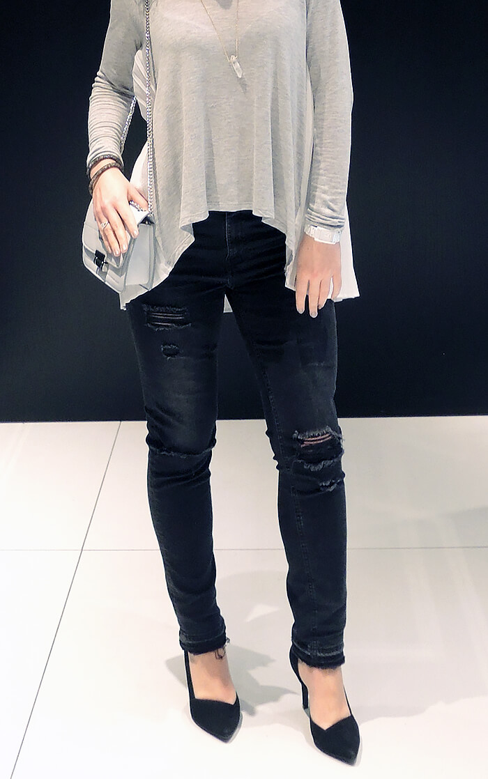 Outfit: Ripped Jeans and Pepe Jeans Shirt in the Lobby of the Radisson Blu Hamburg
