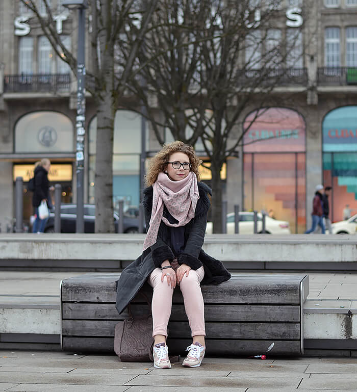 Outfit: Grey and Rose in front of the Alsterhaus Hamburg