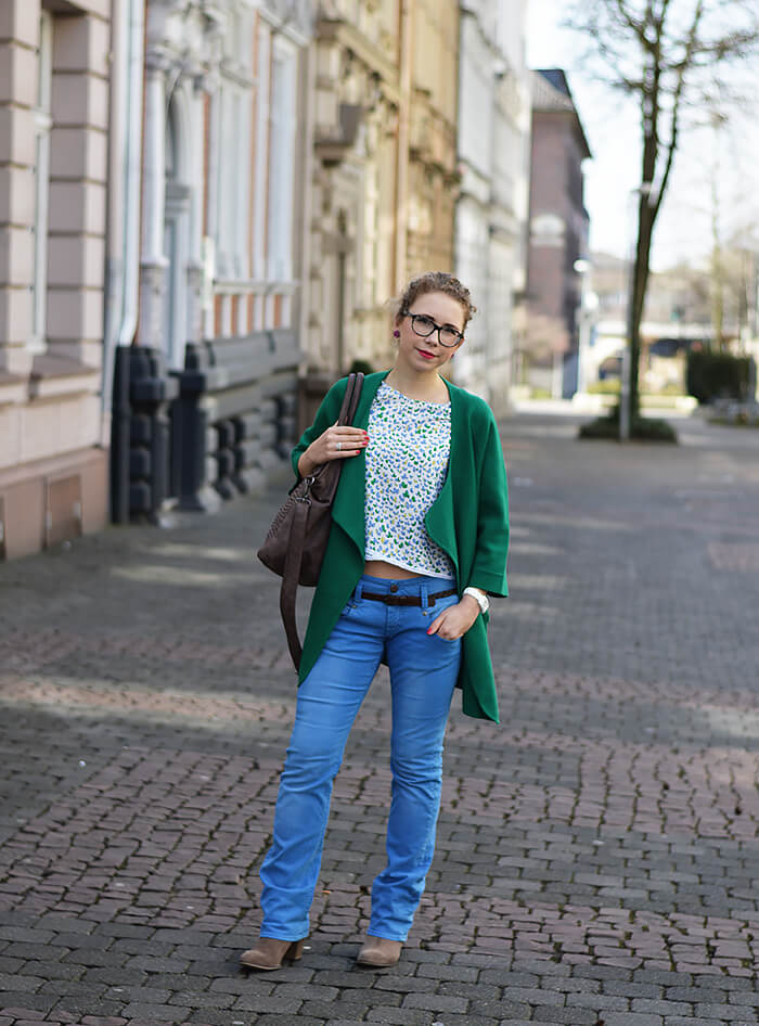 Outfit: Bright Blue Jeans, Green Knit Cardigan and Flower Shirt