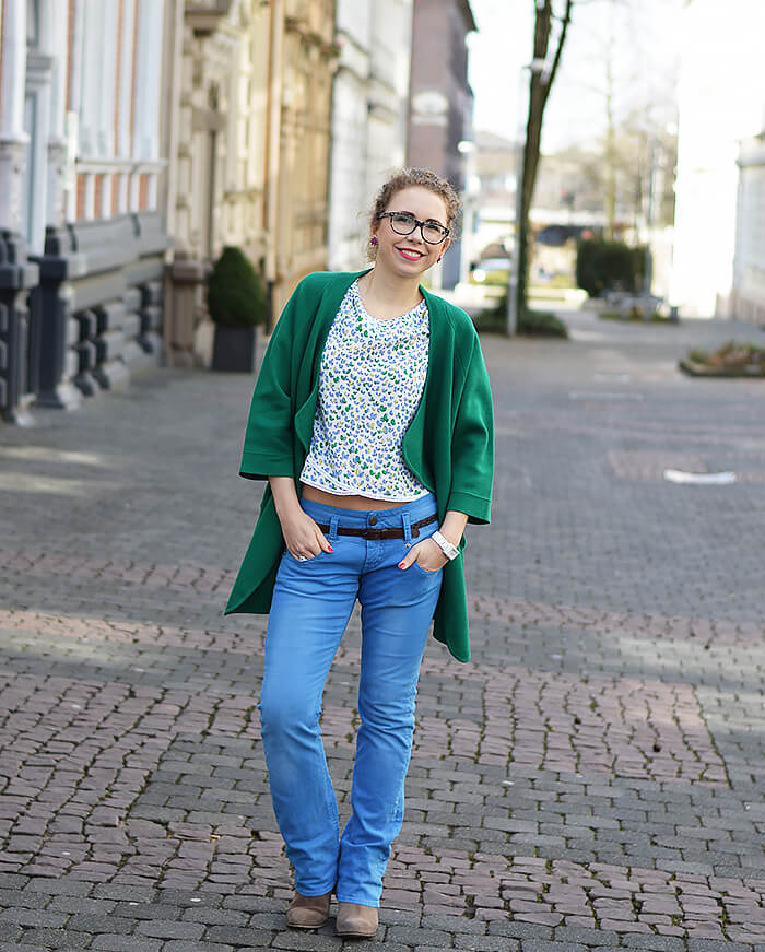 Outfit: Bright Blue Jeans, Green Knit Cardigan and Flower Shirt