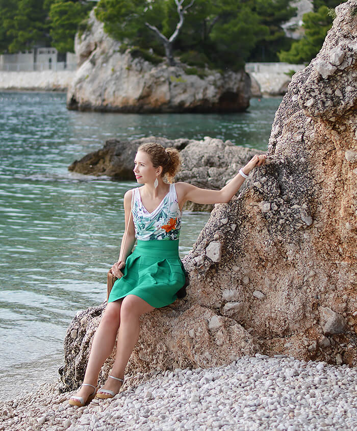 Kationette-fashionblog-Outfit-green-flared-skirt-palm-top-in-brela-croatia