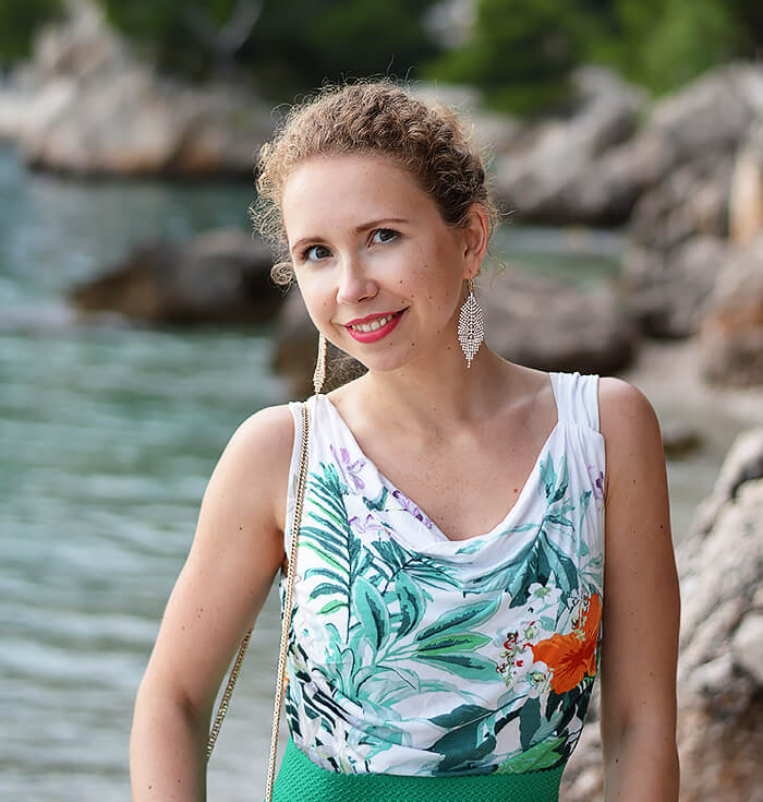 Kationette-fashionblog-Outfit-green-flared-skirt-waterfall-top-in-brela-croatia