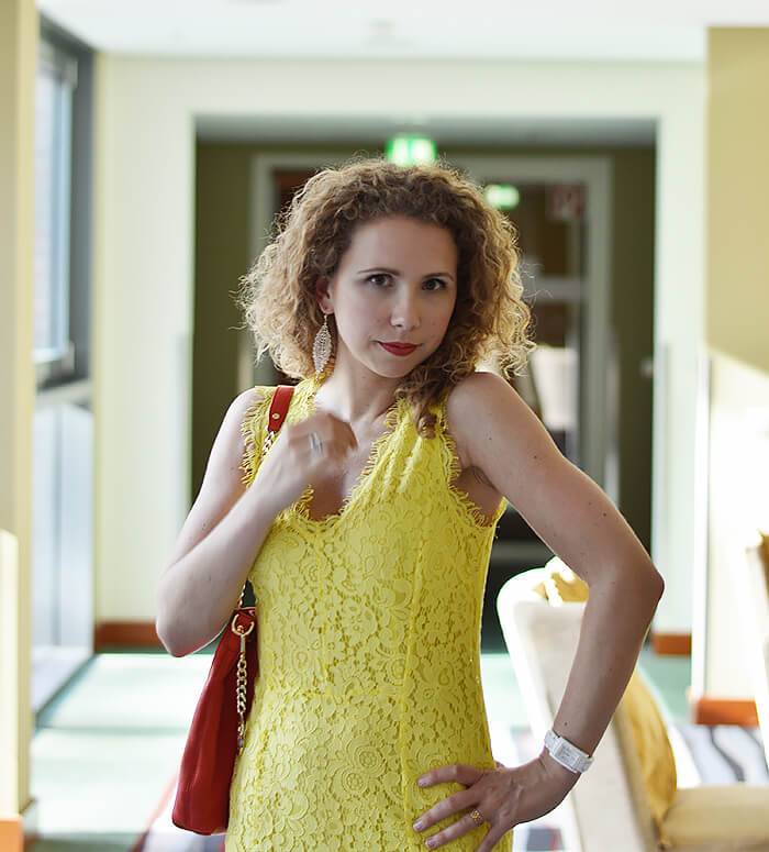 Kationette-fashionblogger-outfit-yellow-lace-dress-radisson-blu-rostock