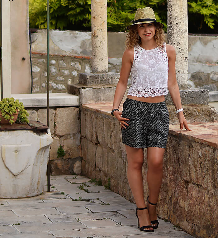 Kationette-fashionblog-outfit-shorts-lace-top-heels-straw-hat-in-dubrovnik-croatia-curls-streetstyle