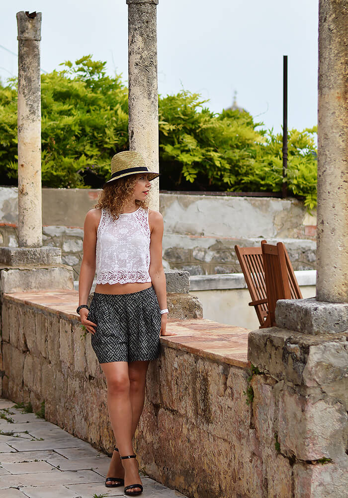 Kationette-fashionblog-outfit-shorts-lace-top-heels-straw-hat-in-dubrovnik-croatia-curls-streetstyle