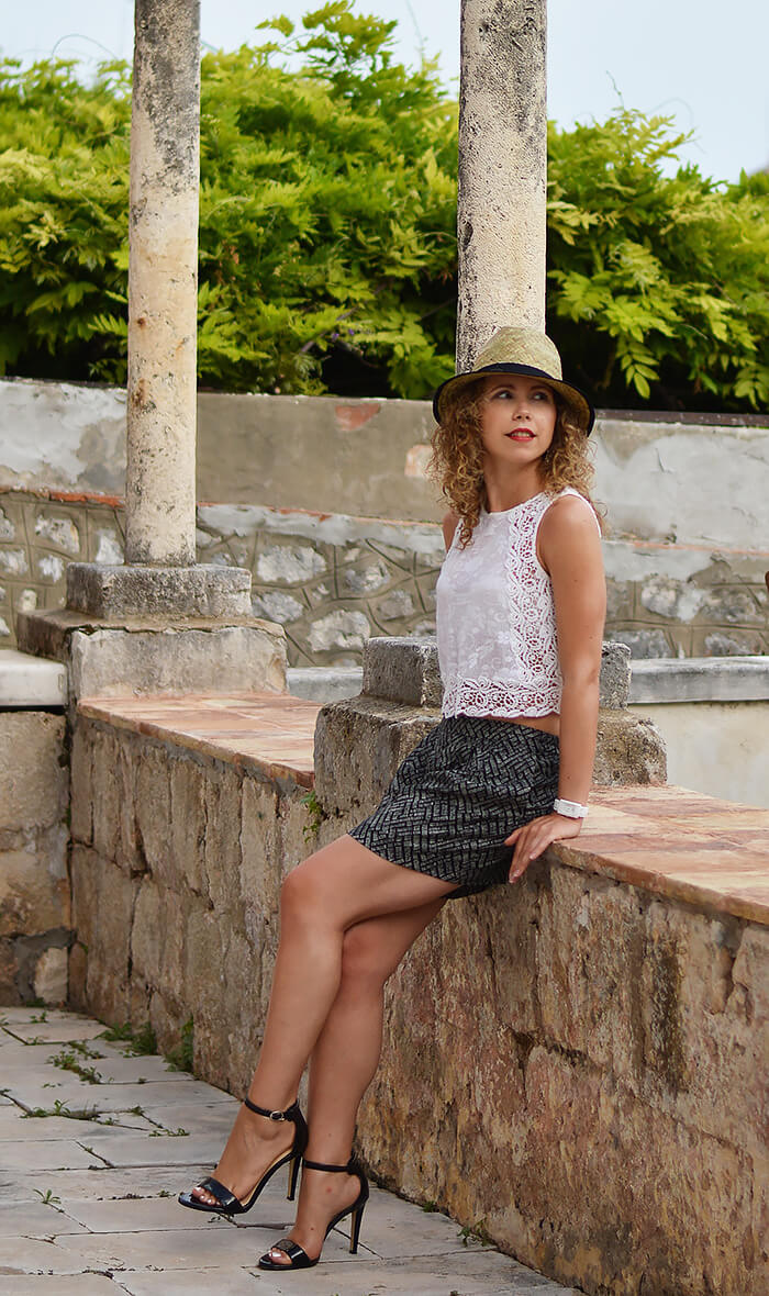 Kationette-fashionblog-outfit-shorts-lace-top-heels-straw-hat-in-dubrovnik-croatia-curls-streetstyle