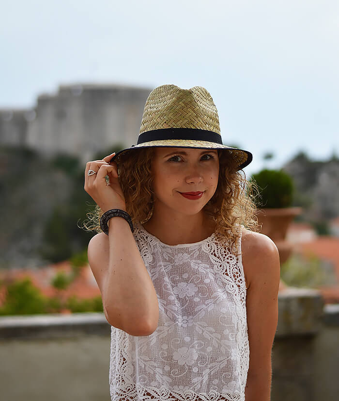 Kationette-fashionblog-outfit-shorts-lace-top-heels-straw-hat-in-dubrovnik-croatia-curls-streetstyle