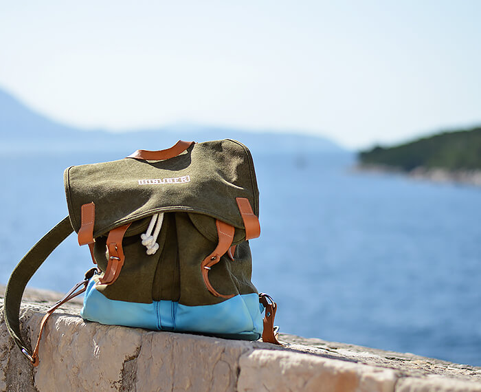 Kationette-fashionblog-outfit-off-shoulder-halfbun-hotpants-dubrovnik-old-town-curls-hinüber-backpack