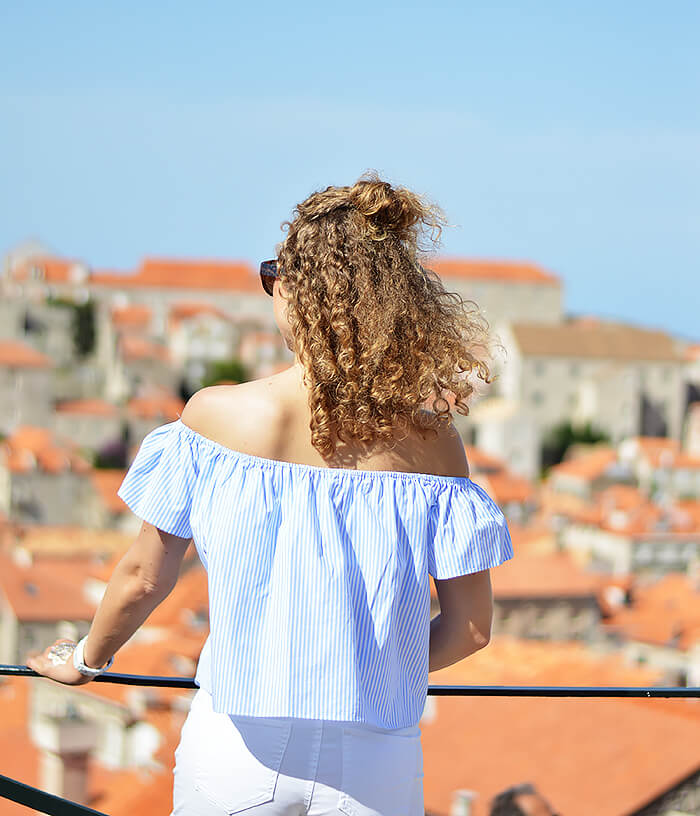 Kationette-fashionblog-outfit-off-shoulder-halfbun-hotpants-dubrovnik-old-town-curls