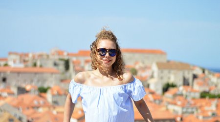 Kationette-fashionblog-outfit-off-shoulder-halfbun-hotpants-dubrovnik-old-town-curls