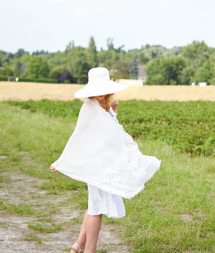 Allwhite Raffaello moment with loevenich straw hat