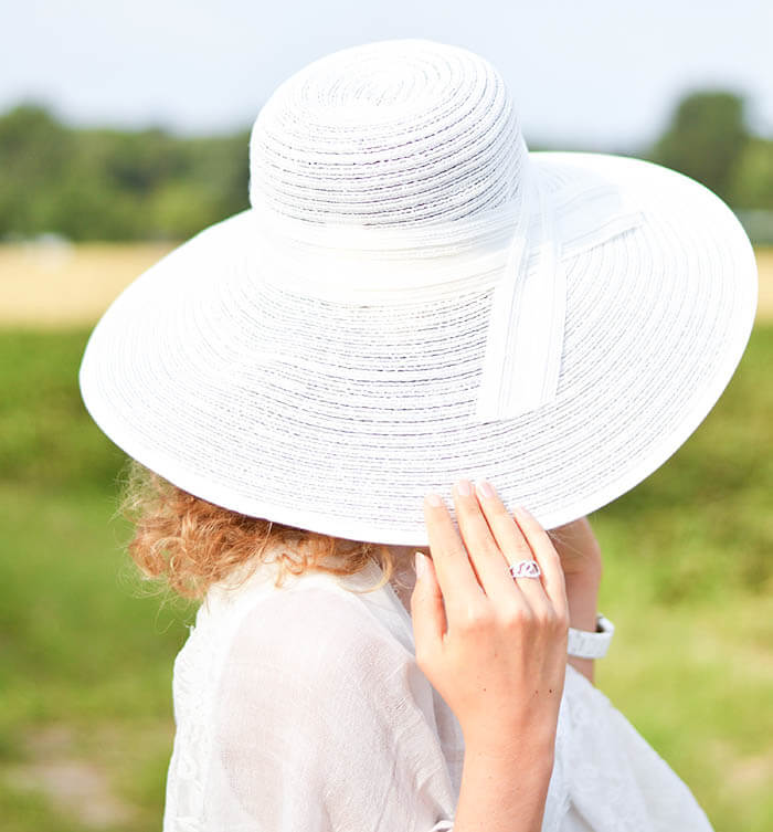 Allwhite Raffaello moment with loevenich straw hat