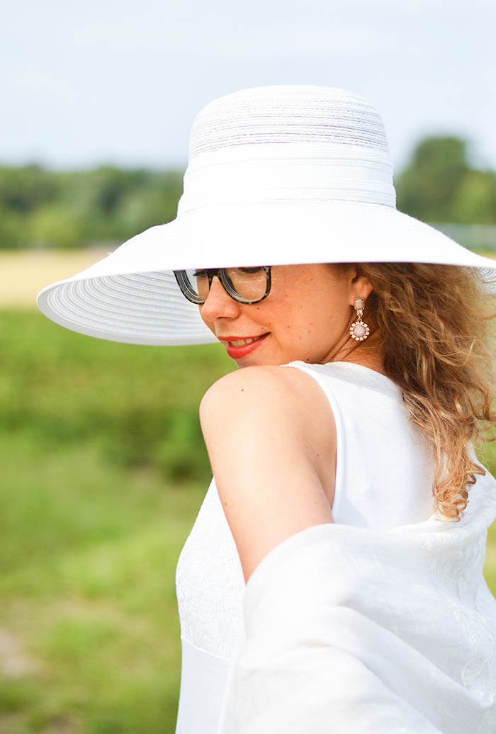 Allwhite Raffaello moment with loevenich straw hat