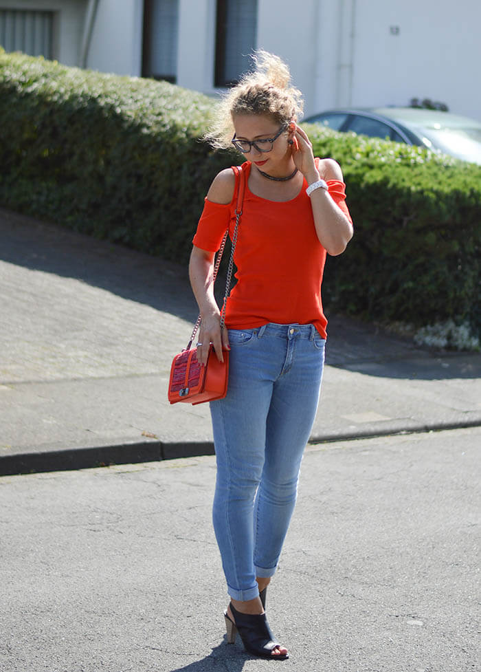 Outfit: I see red with Rebecca Minkoff Love Crossbody and H&M Cold-Shoulder Top