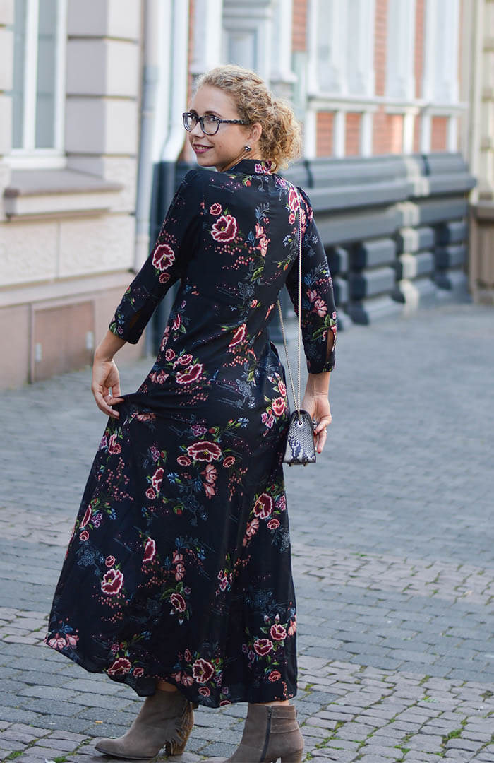 Outfit: floral maxi dress from zara, choker and Furla