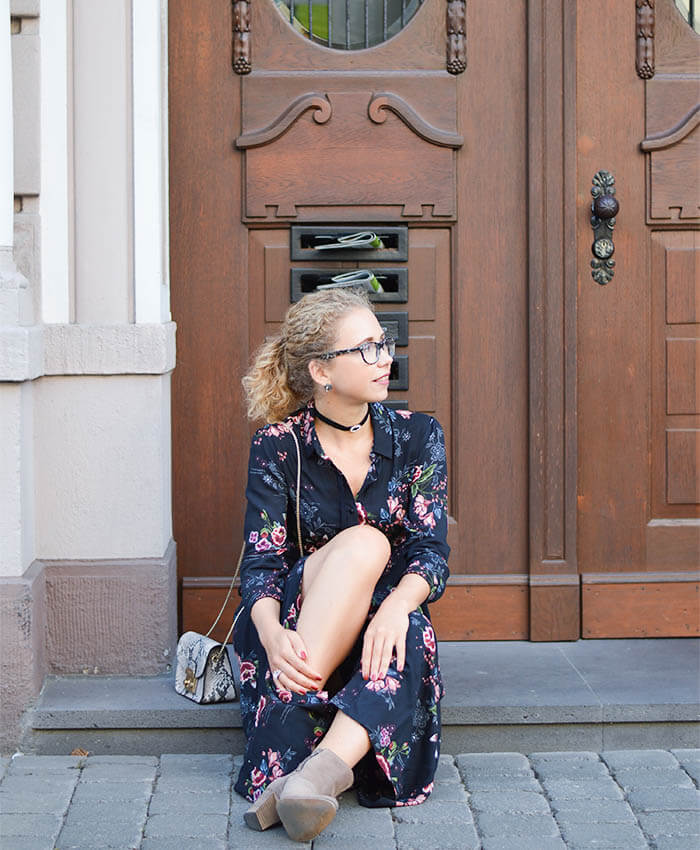 Outfit: floral maxi dress from zara, choker and Furla