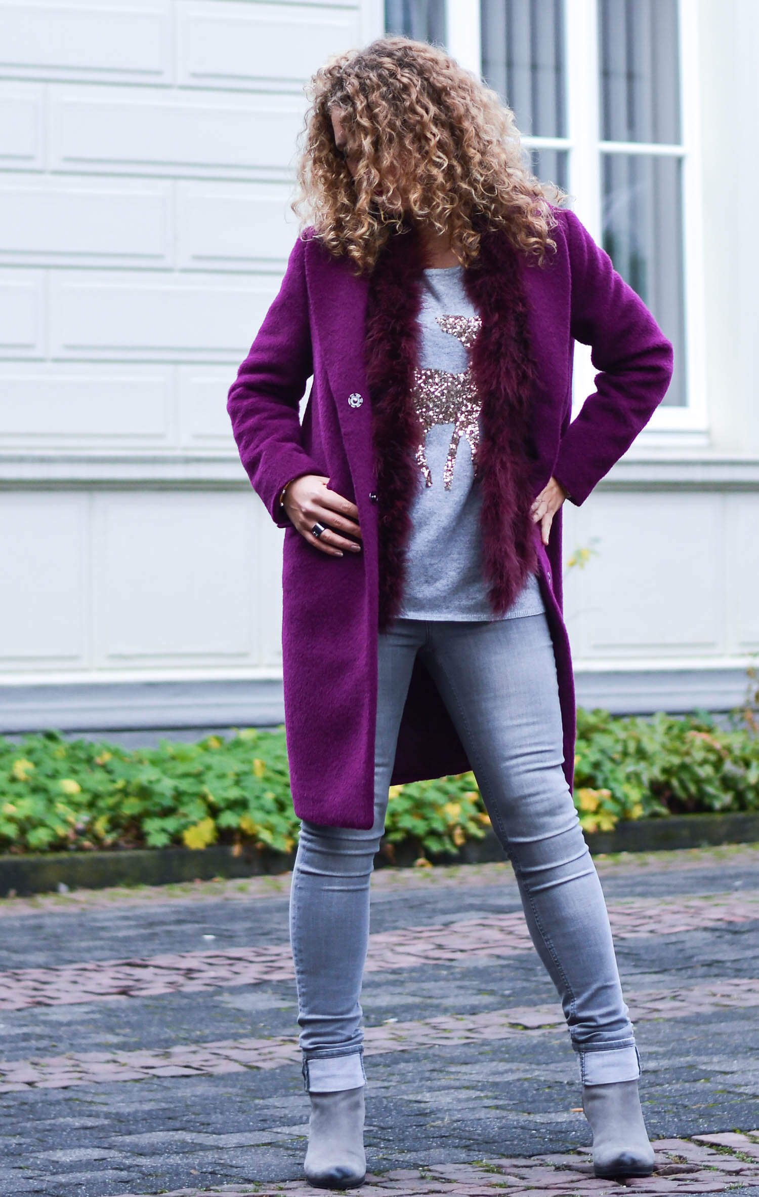 Kationette Fashionblog Outfit: Berry woolcoat, feather vest and sequin reindeer