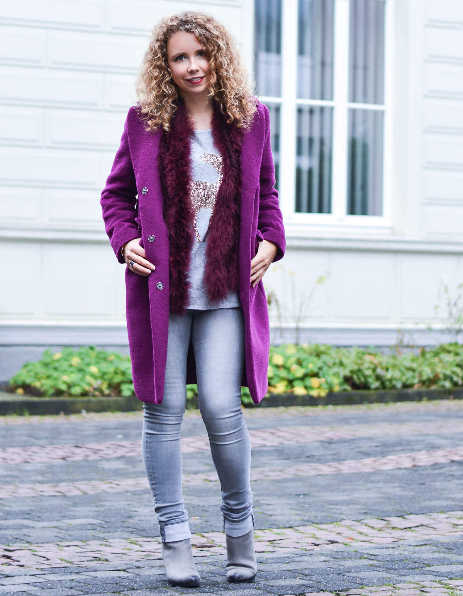 Kationette Fashionblog Outfit: Berry woolcoat, feather vest and sequin reindeer