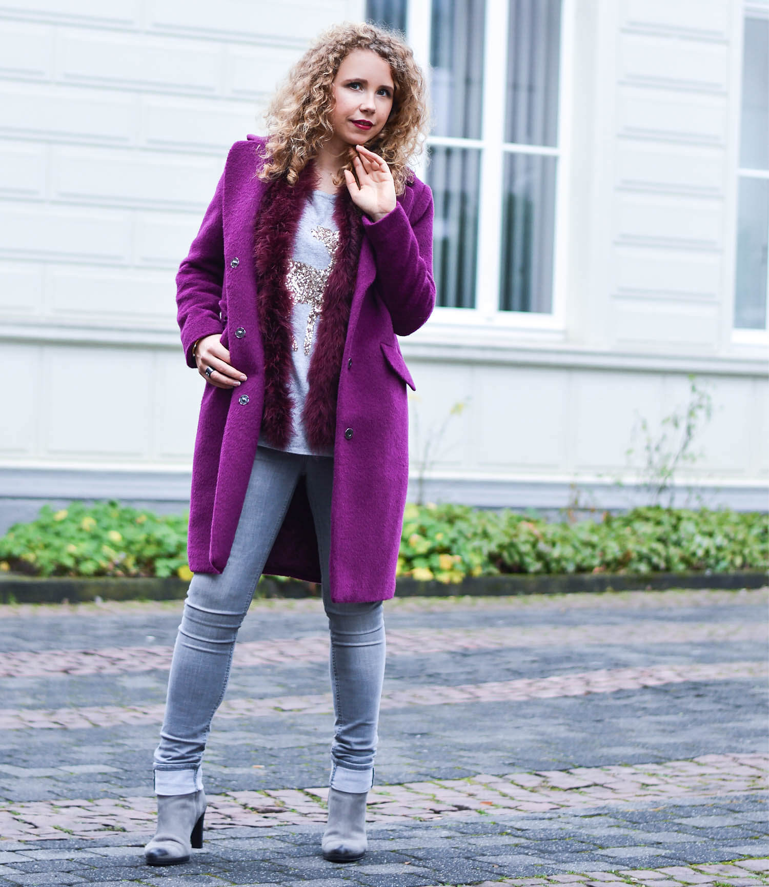 Kationette Fashionblog Outfit: Berry woolcoat, feather vest and sequin reindeer