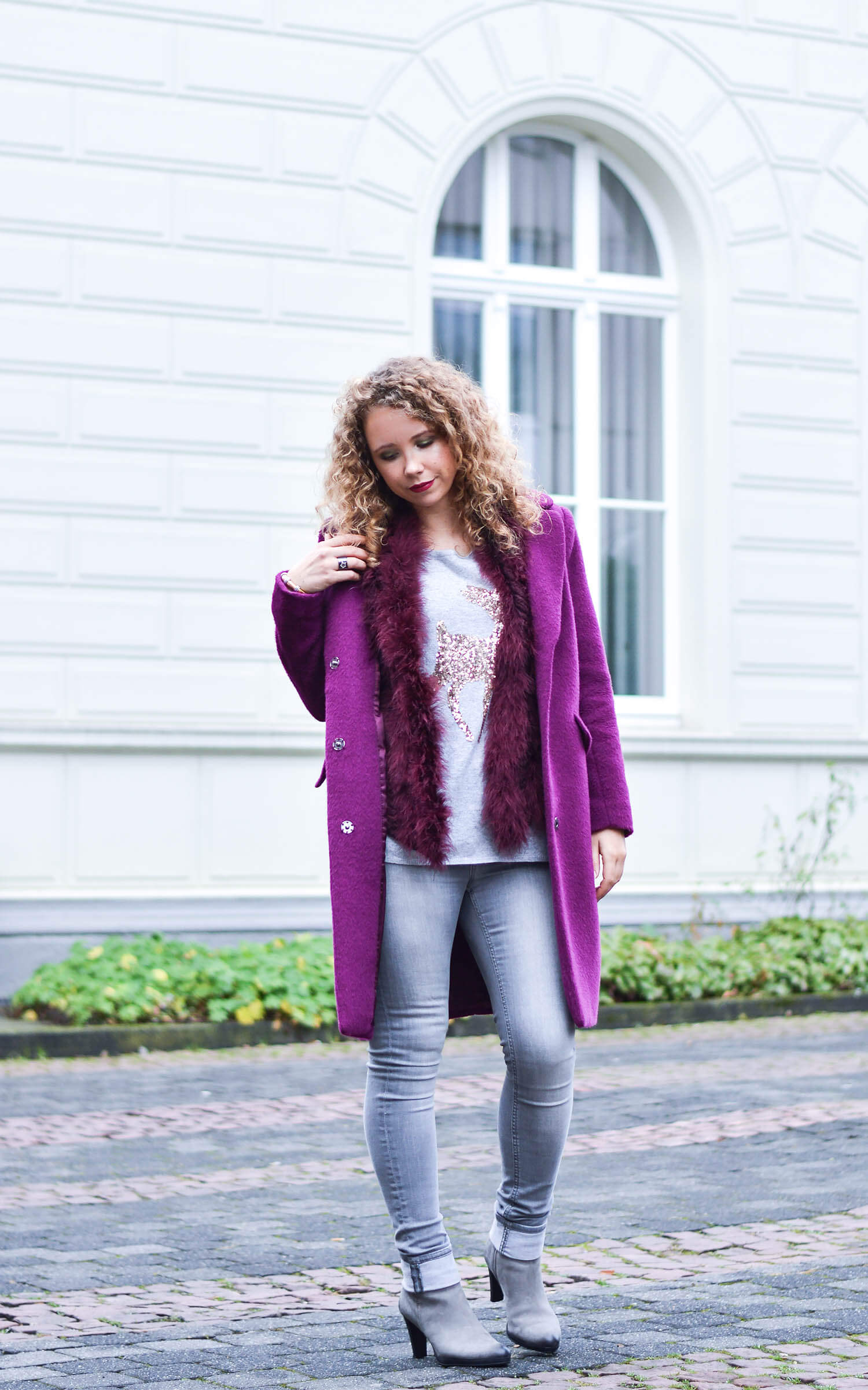 Kationette Fashionblog Outfit: Berry woolcoat, feather vest and sequin reindeer