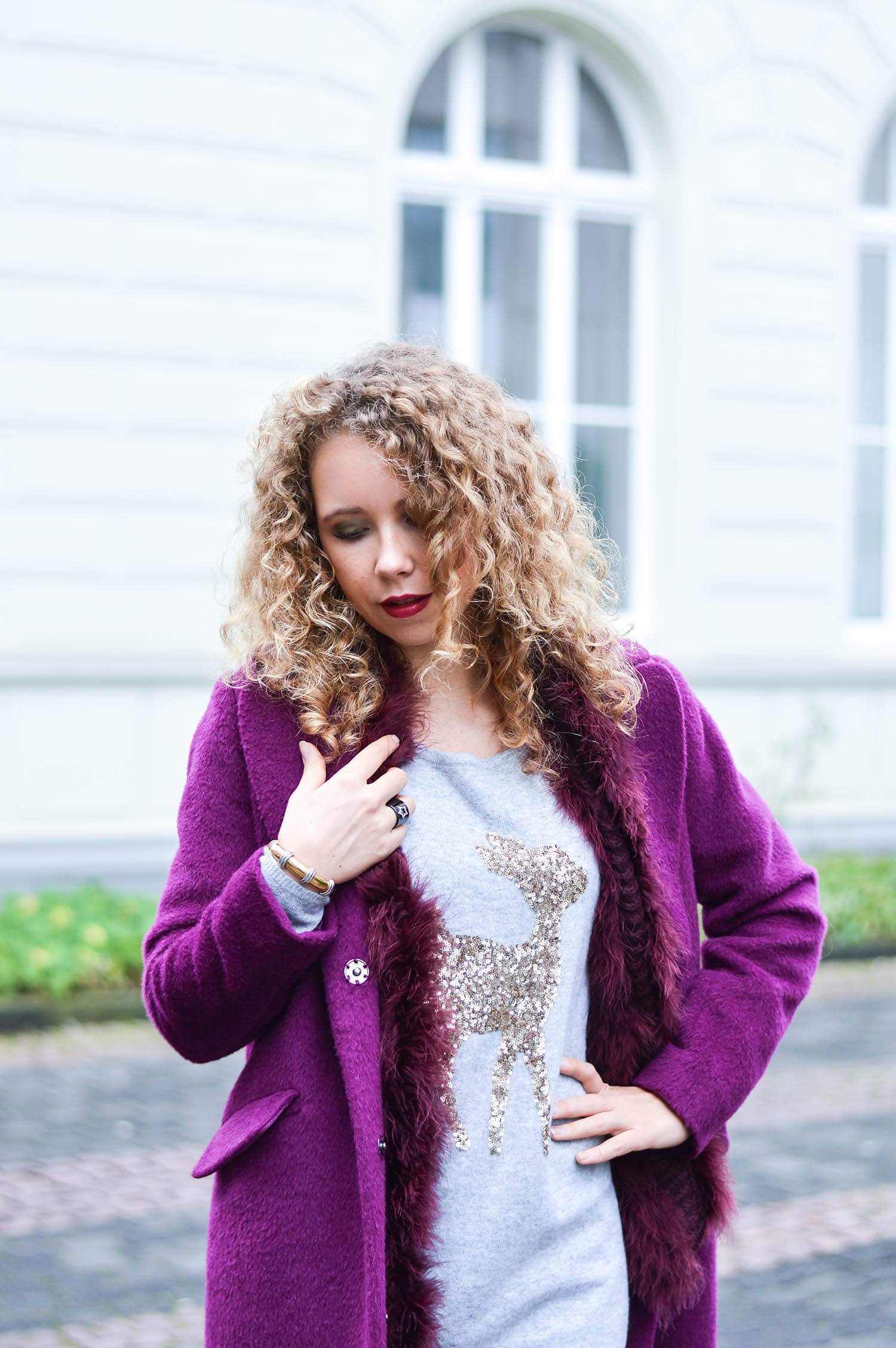 Kationette Fashionblog Outfit: Berry woolcoat, feather vest and sequin reindeer