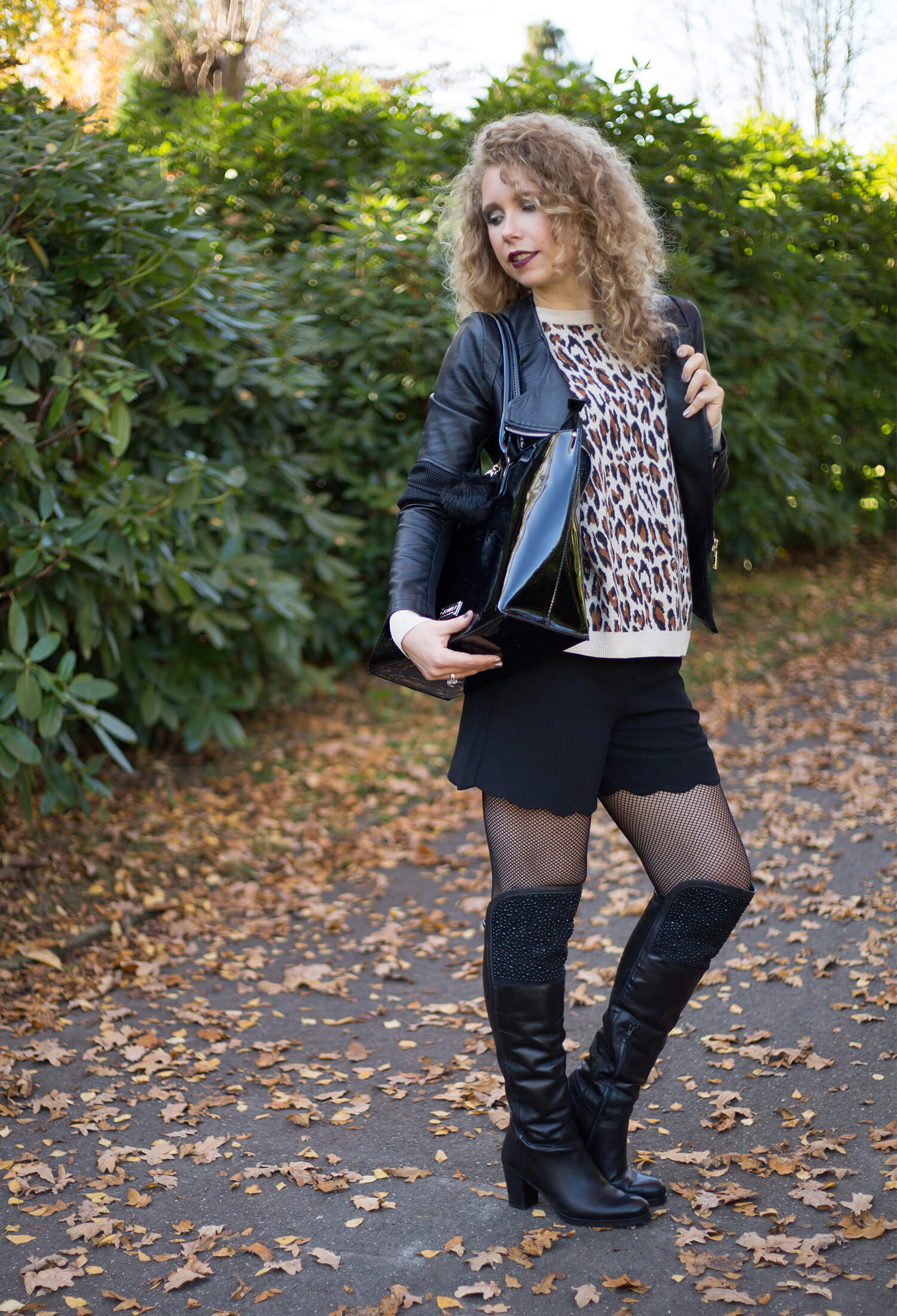 Outfit: Indian Summer with Leo Print, Fishnet and Leather