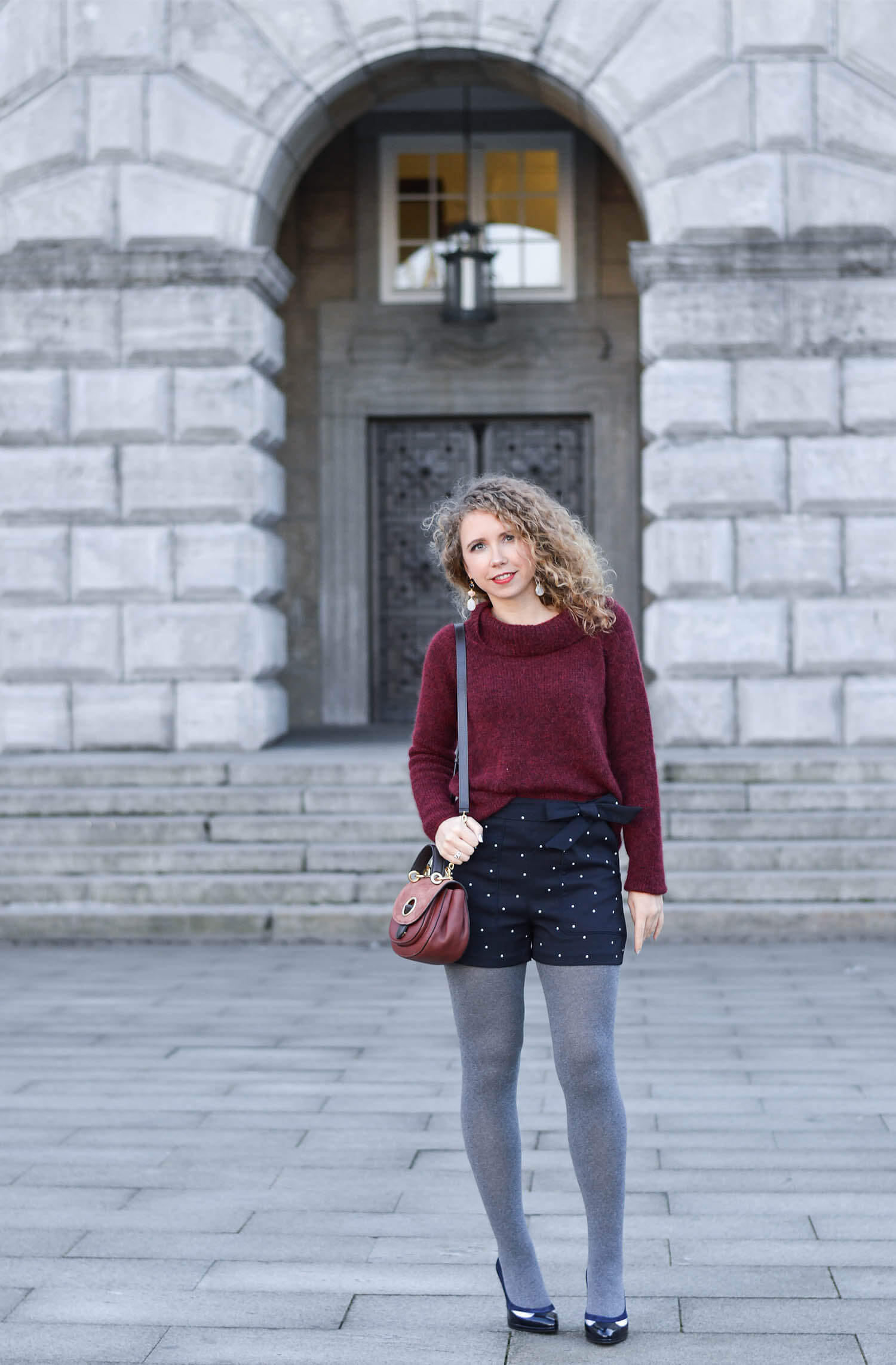 Kationette Fashionblog Outfit: Michael Kors saddle bag, Wool Sweater, Hotpants, Peter Kaiser Pumps