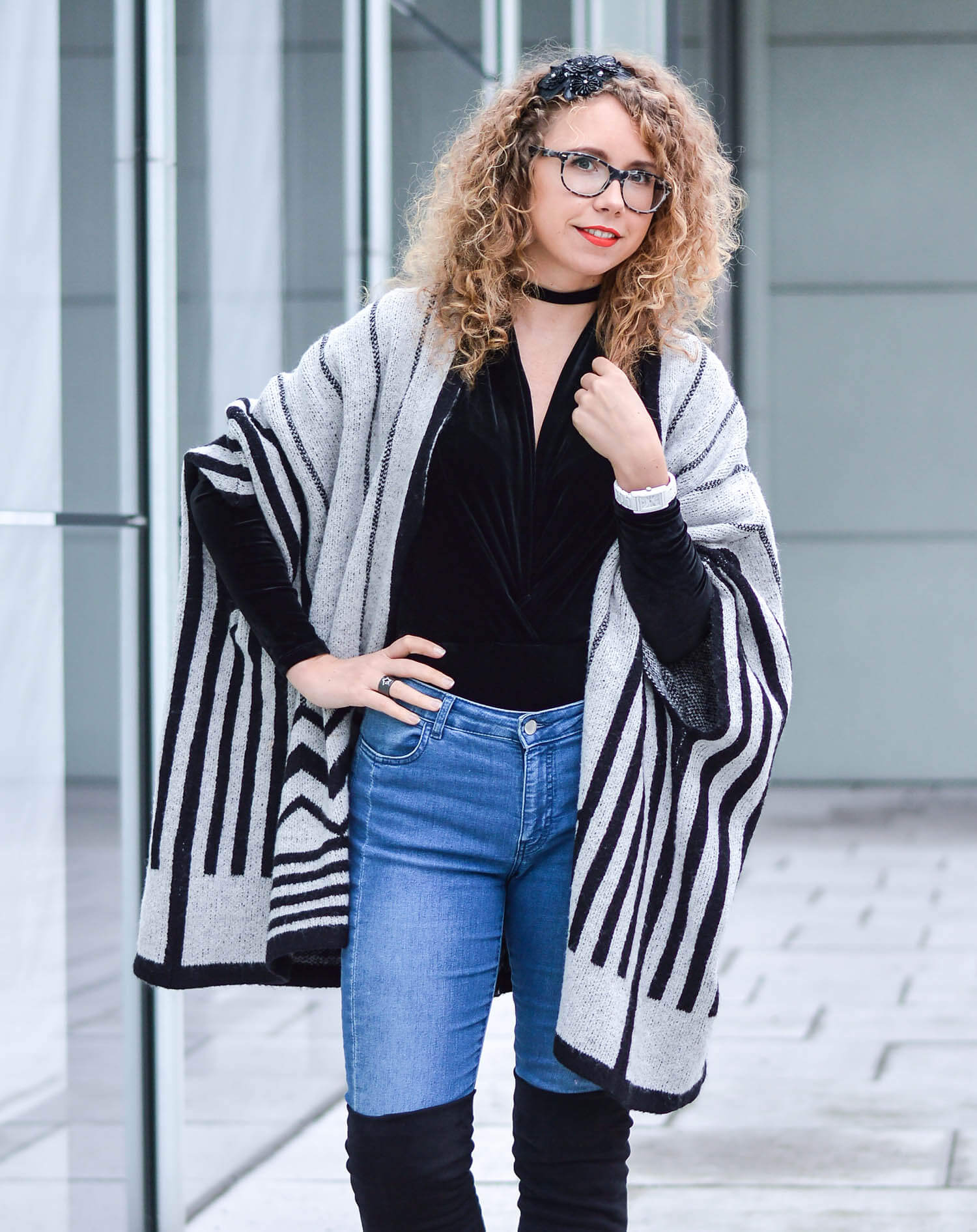 Kationette Fashionblog Outfit: Velvet Bodysuit, Overknees and Zara Cape Streetstyle Curls