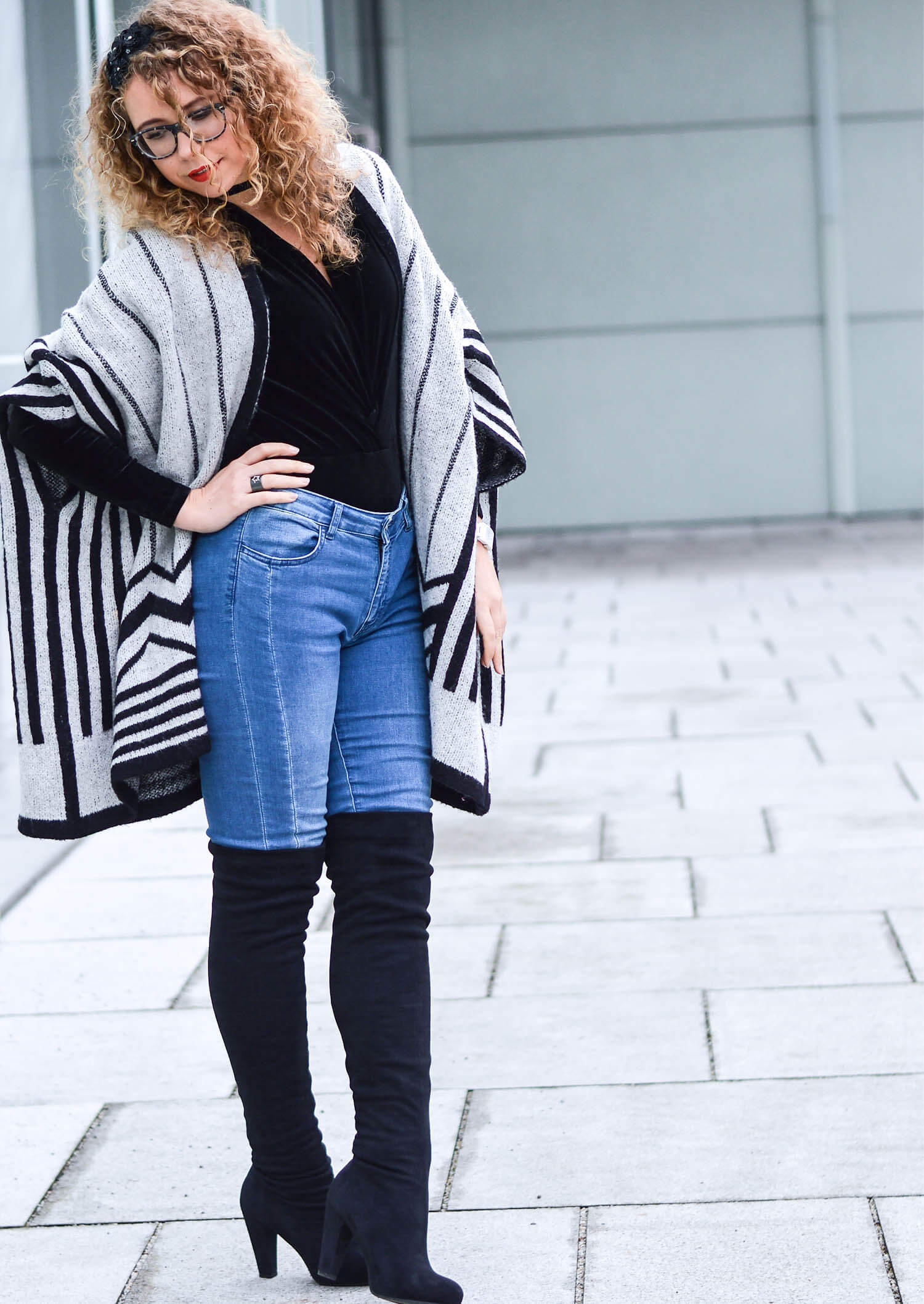 Kationette Fashionblog Outfit: Velvet Bodysuit, Overknees and Zara Cape Streetstyle Curls