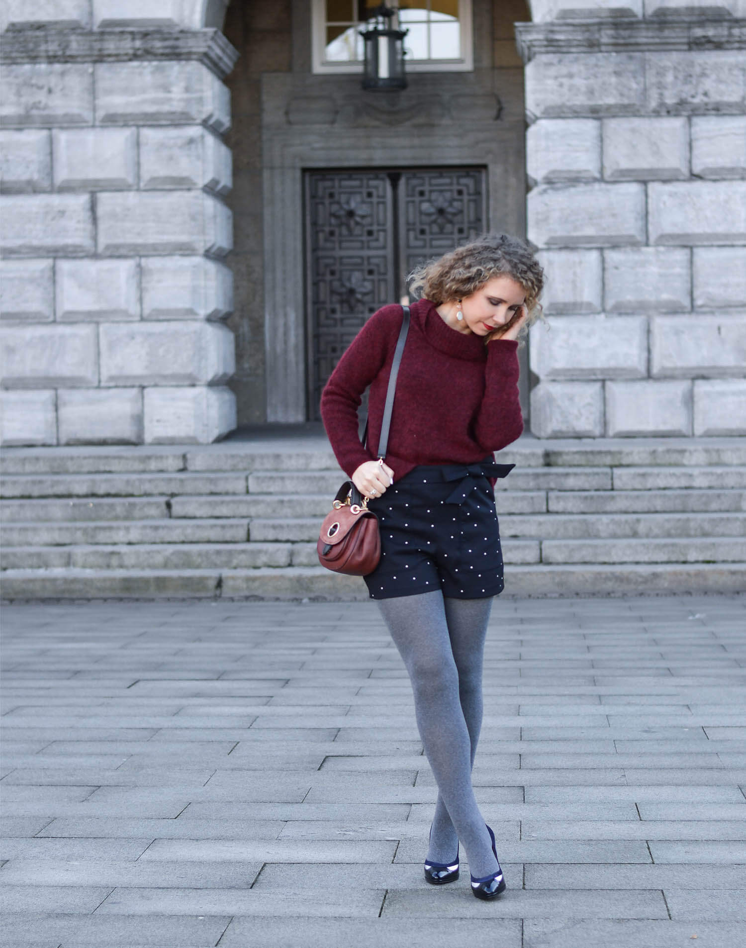 Kationette Fashionblog Outfit: Michael Kors saddle bag, Wool Sweater, Hotpants, Peter Kaiser Pumps