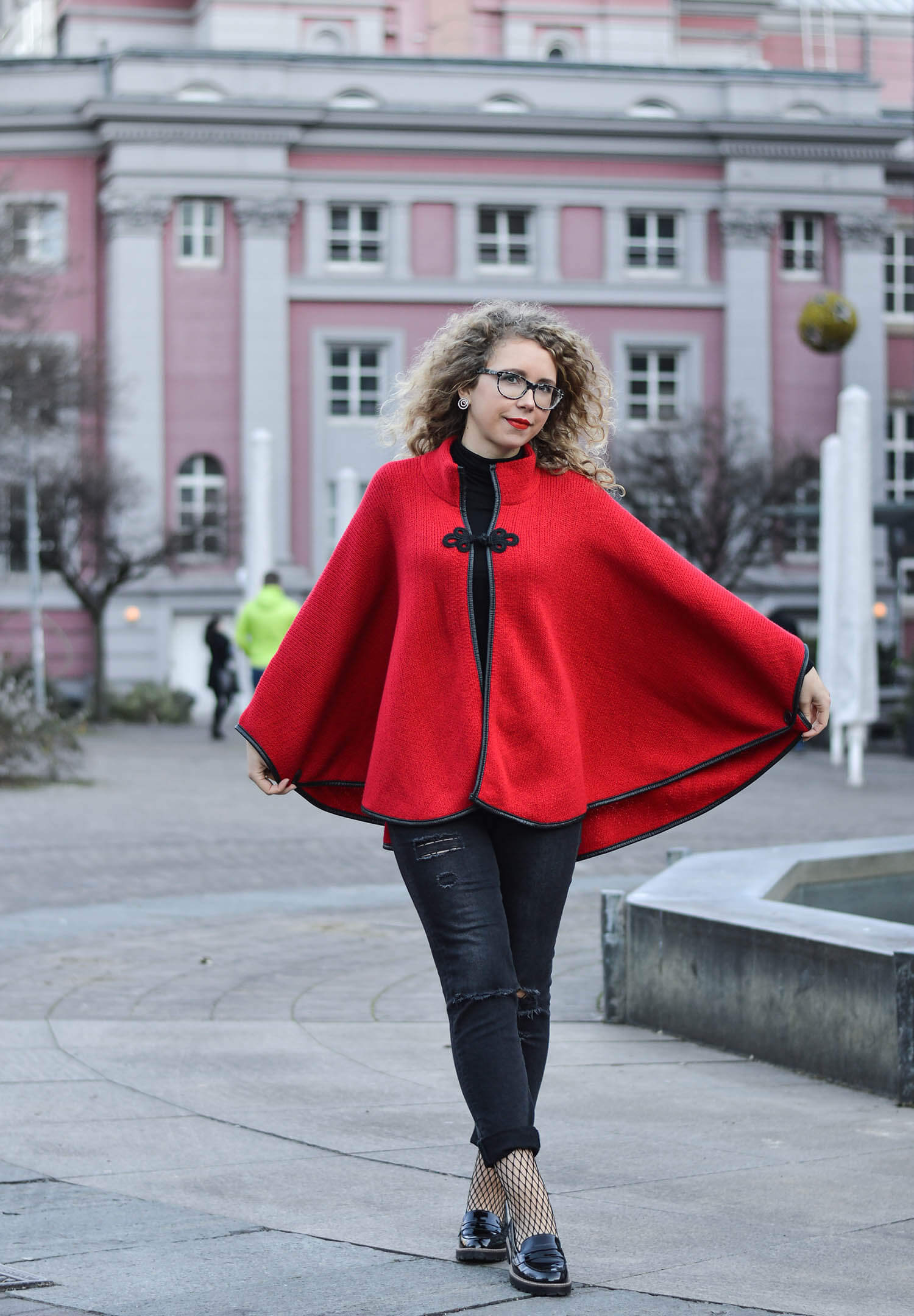 Kationette-Fashionblog-Germany-Streetstyle-Outfit-RedRidingHood-Ripped-Jeans-Fishnet-curls