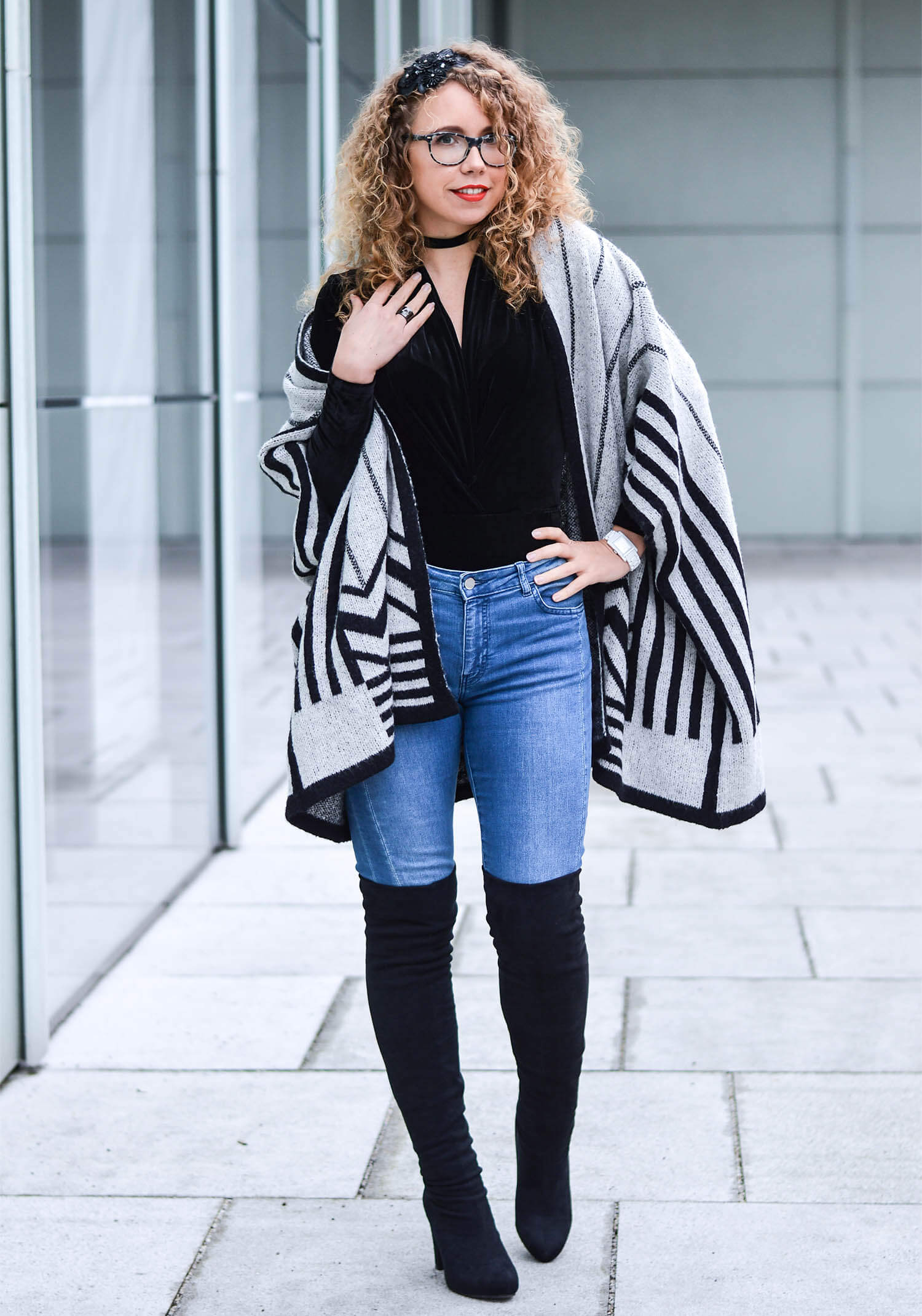 Kationette Fashionblog Outfit: Velvet Bodysuit, Overknees and Zara Cape Streetstyle Curls