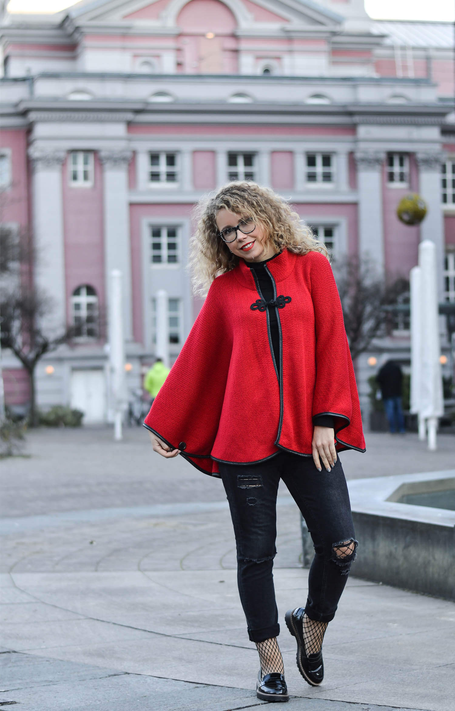 Kationette-Fashionblog-Germany-Streetstyle-Outfit-RedRidingHood-Ripped-Jeans-Fishnet-curls